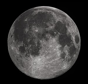 הירח במילואו. חלק מחגי היהדות (סוכות, פסח ופורים, ט"ו בשבט, ט"ו באב) מכוונים לאמצע החודש הירחי, שבו הירח נראה במילואו.