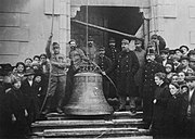 Snímání zvonů z věže kostela svaté Markéty v Kašperských Horách