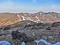 車坂峠を挟んで西から望む東篭ノ登山（中央右）。左は高峯山。