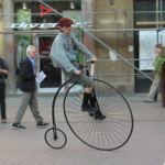 Ciclista montado nun velocípede en Cracovia, Polonia