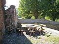 L'ensemble des bancs, chaises et table sont faits avec des rondins de bois.