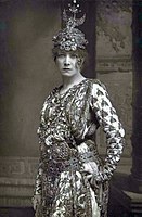 Sarah Bernhardtová v divadelním kostýmu