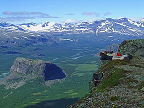 Blick vom Gipfel des Skierfe nach Westen ins Tal des Rapaätno mit dem Inselberg Namatj in den zentralen Teil des Sarek Nationalparks