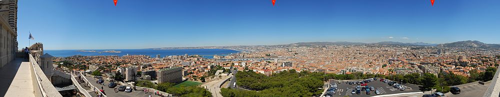 Marsejlo vidata el la katedralo Notre-Dame de la Garde