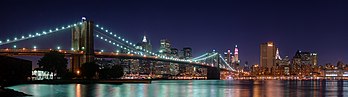 Vue du pont de Brooklyn reliant, depuis le 24 mai 1883, les quartiers de Brooklyn et Manhattan à New York. (définition réelle 14 175 × 3 936)