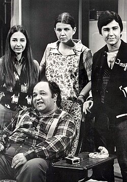 Кастелано (седналият) със семейството си през 1972 г.