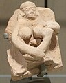 Figurina ta' mara li qed tredda', ċeramika, Età tal-Ħadid II