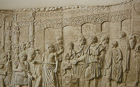 Bas-relief de la colonne Trajane, montrant le pont à tablier de charpente segmentaire et les piles en maçonnerie. Au premier plan, l'empereur préside à un sacrifice.