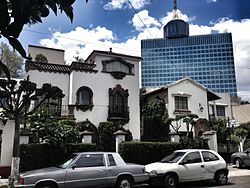 Colonial California house and World Trade Center in colonia Nápoles