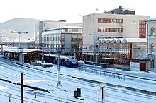 Foto eines Bahnhofs, die Schienen sind teils mit Schnee bedeckt