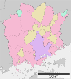 Mapa konturowa prefektury Okayama, u góry nieco na prawo znajduje się punkt z opisem „Tsuyama”