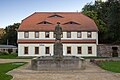 Blick auf das Huthaus (erbaut um 1820) und das Denkmal für die im Ersten Weltkrieg gefallenen Gerbereiarbeiter der Lederfabrik Stecher