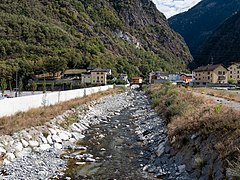 Cours d'eau rectiligne traversant un lot d'habitations.