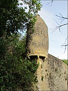 Tour d'angle dans une propriété du village.