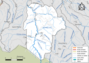 Carte en couleur présentant le réseau hydrographique de la commune