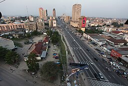 30 juni-boulevarden i centrala Kinshasa, med Kongofloden i bakgrunden.