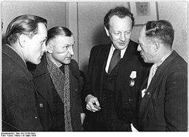 Ханс Клеринг (второй справа). 1954