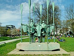 Die Skulptur „Fischer“[2] von Gerhard Brandes