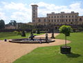 Vista de los jardines y de la fachada principal.