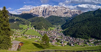 Wolkenstein im Grödner Tal mit Hotels und als Skipisten genutzten Mähwiesen