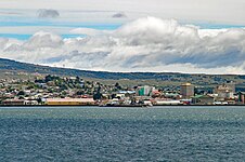 Blick auf Punta Arenas von der Magellanstraße aus