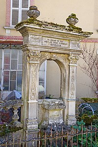 Monument à Edmond Hézard au Pont-de-Planches, amputé du buste.