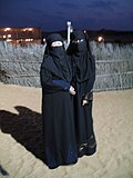 To muslimske kvinner kledt i abayat, en kappeformet kjole som også dekker hodet, og nikab, ansiktstørkle.