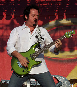 Steve Lukather Toton konsertissa heinäkuussa 2007.