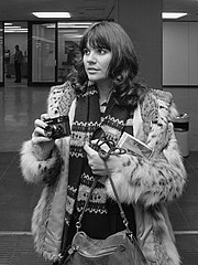 Sängerin Linda Ronstadt mit Luchswammenjacke (1976)