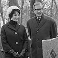 Mies Bouwman en Arie Klapwijk bij de eerste steen voor "Het Dorp" (1963)