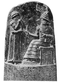 Die sittende Sjamasj oorhandig gesagsimbole aan Hammoerabi (reliëf op die boonste deel van die stele met Hammoerabi se wetskode).