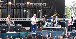 A Pixies 2004 májusában. Balról jobbra: Joey Santiago, Black Fancis, David Lovering és Kim Deal.