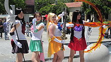 Photographie de quatre jeunes filles déguisées en Sailor Saturn, Jupiter, Venus et Mars.