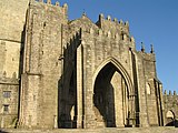 Vista da entrada principal da Catedral, de estilo gótico e fortificada.