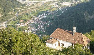 Il borgo di Zuglio nella Valle del But visto dalla pieve di San Pietro in Carnia