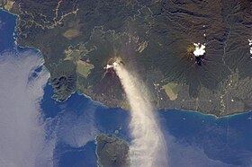 Vue de l'Ulawun (au centre), en éruption, et du Bamus (à droite) depuis l'espace.