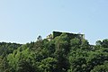 Burgruine Mollenburg, von der Straße im Tal aus gesehen