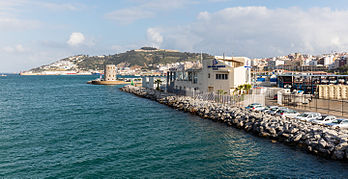La péninsule d'Almina et le port de Ceuta, enclave espagnole sur la côte du Maroc. (définition réelle 8 580 × 4 413)