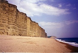 La série débute par la découverte du cadavre du jeune Danny Latimer aux pieds d’une falaise de Broadchurch. C’est ce rivage surplombé par l’East Cliff à West Bay qui est le lieu du tournage de cette scène.