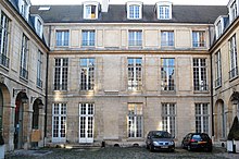 façade pierres de taille d'un hôtel dont les deux ailes, à la perpendiculaire, encadrent la cour d'honneur