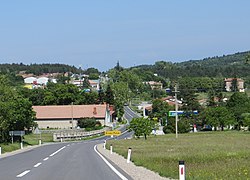 Krvavi Potok, ulaz u naselje