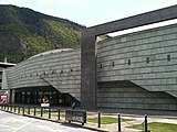 Kultur- und Kon­gresszentrum La Poste. Dessen Fassade ist mit dem bekannten Quarzit aus St. Niklaus-Embd verkleidet.