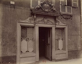 Façade de la maison close du no 106, photographiée entre 1910 et 1912 par Eugène Atget.