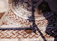 Небольшая часть Большого тротуара, римская мозаика, заложенная в 325 г. н. э. в Вудчестере[англ.], Глостершир, Англия