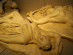Copie di Galati ed Amazzoni morenti nella gipsoteca; le originali, parte della Collezione Farnese, sono conservate al Museo archeologico nazionale di Napoli