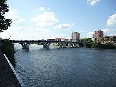 Puente de los Catalanes desde el jardín Raymond VI