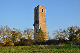 Vestige de la tour de l’ancienne abbaye de Buzay.