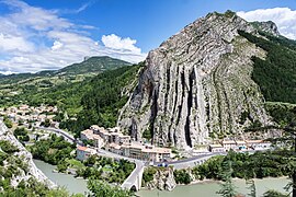 Le rocher de la Baume (Sisteron), dans l'ouest.