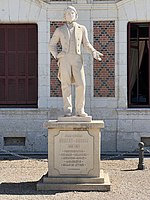 Estatua de Jean-Eugène Robert-Houdin en la entrada.