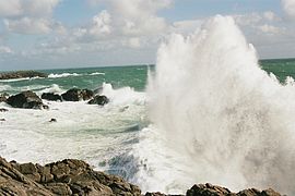 Une vague se brisant sur la côte sauvage de l'île.